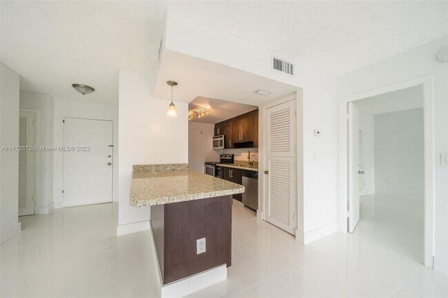 Photo - 9800 W Bay Harbor Dr Unidad 308