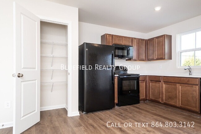 886 Cranbrook Dr