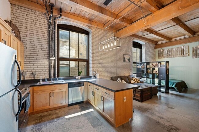 Large 7 Foot Bay Windows - 127 5th St NE Unit 106