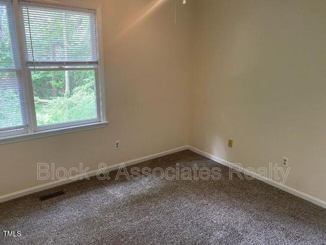 Photo - 553 Darby Glen Ln