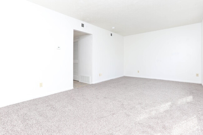 3BR, 1BA - 1,092 SF - Living Room - Eleven Oaks Apartments