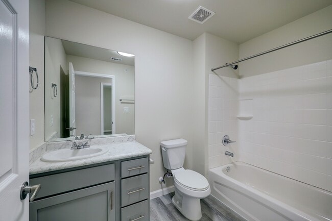 Photo - 155 Plez Morgan Dr Unidad 6C