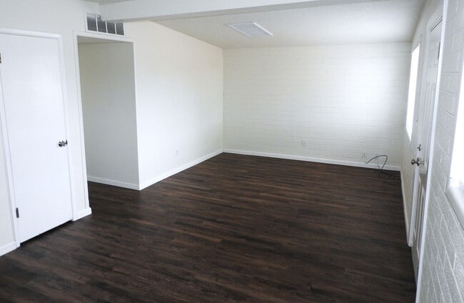 Photo - Beautifully Remodeled 3+1 Bungalow with Indoor-Outdoor Living