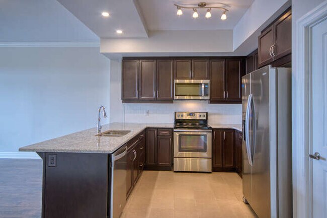Photo - GORGEOUS 2+DEN WITH TWO BATHS IN NW LONDON Unité 1003
