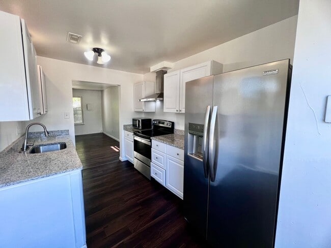 Photo - 3BR Townhome Near Town Center