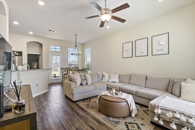 Photo - 2000 Bleeker Cv