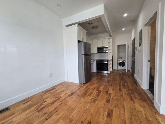 Photo - 195 Herzl St