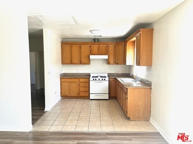 Building Photo - 1256 W 25th St Unit B-B Rental