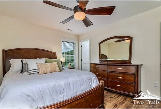Photo - 3 BED/2 BATH ONE-LEVEL LIVING WITH MOUNTAIN VIEWS