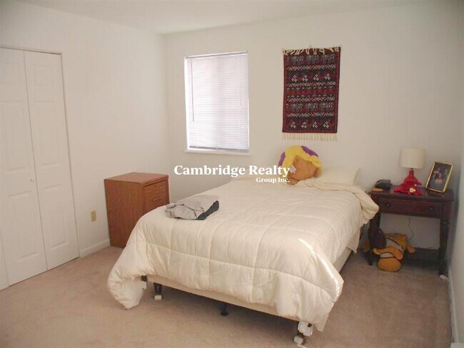 Building Photo - 42 Belmont St Rental