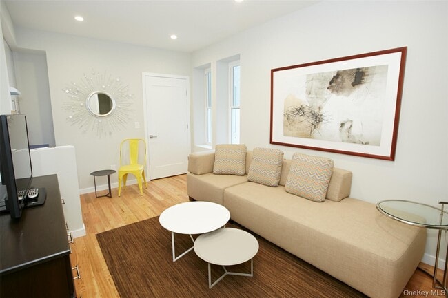 Building Photo - 215 E Broadway Unit 5E