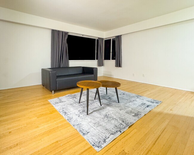 Building Photo - 1925 Nelson St. Unit 202