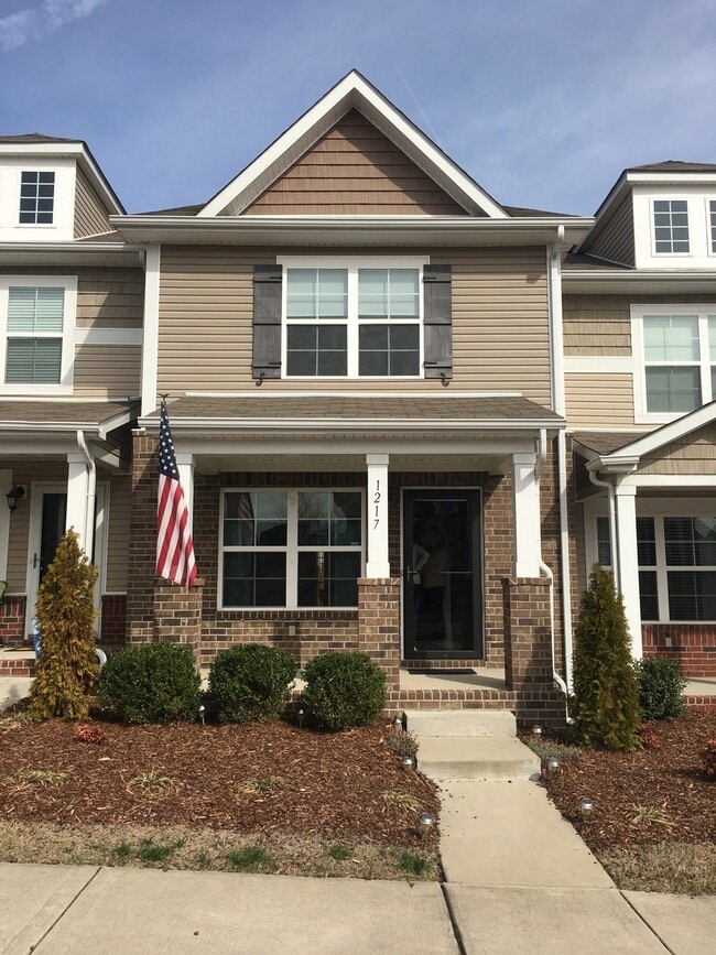 Building Photo - Townhome in Villages of Riverwood, Upgrades include Granite, Hdwd Floors, 1 Car Garage, Community...