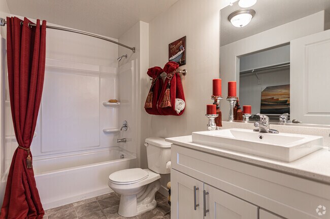 2BR, 2BA - 952 SF