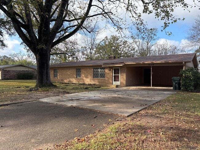 Building Photo - Freshly Updated & Ready For You!