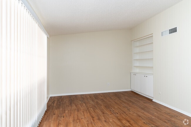 1BR, 1BA - 750SF - Living Room - Cliff Dwellers