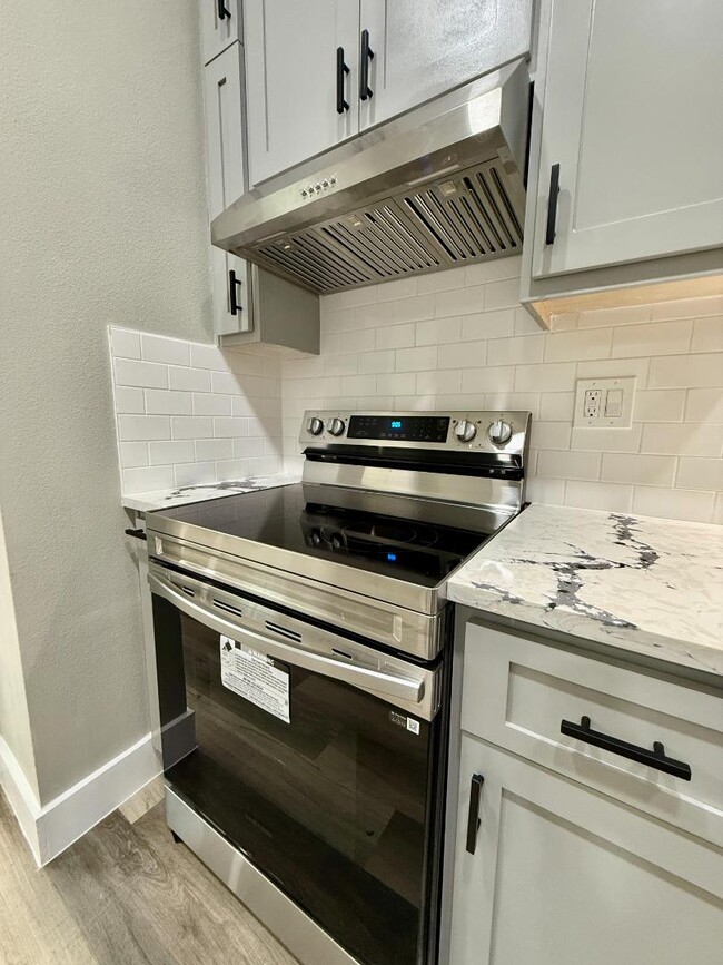 Photo - 121 W Kerr Ave