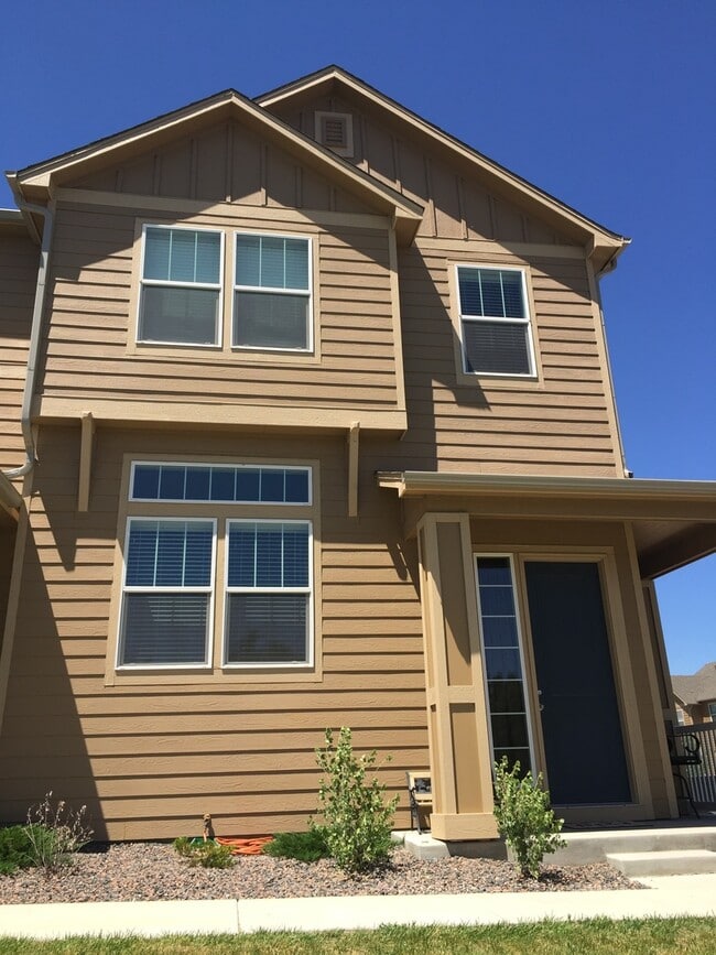 Building Photo - Southern Facing End 3 Bedroom Townhome