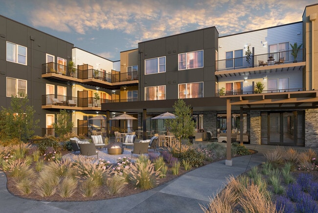 Courtyard Sunset - Aspendale Littleton 55+ Active Adult Living