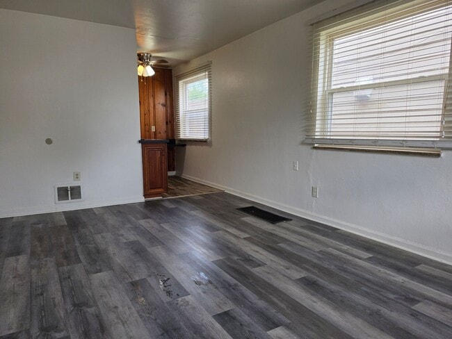 Photo - 433 Sandhurst Dr Unit 2