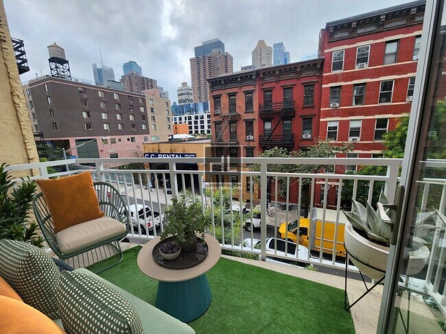 Building Photo - 2BR 2BA w/ Curvy Balcony, In-Unit Laundry, Gym, Roof Deck In Boutique Low-Rise Doorman Building