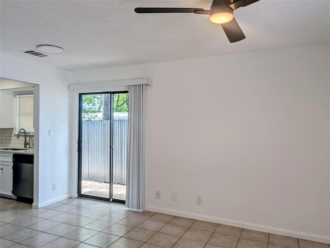 Photo - 905 E 51st St Unidad 103