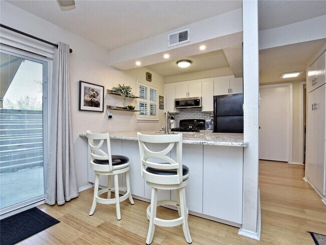 Photo - 7801 Shoal Creek Blvd Unidad 104