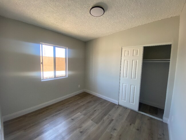 Photo - 7406 S Hoover St Unidad 02