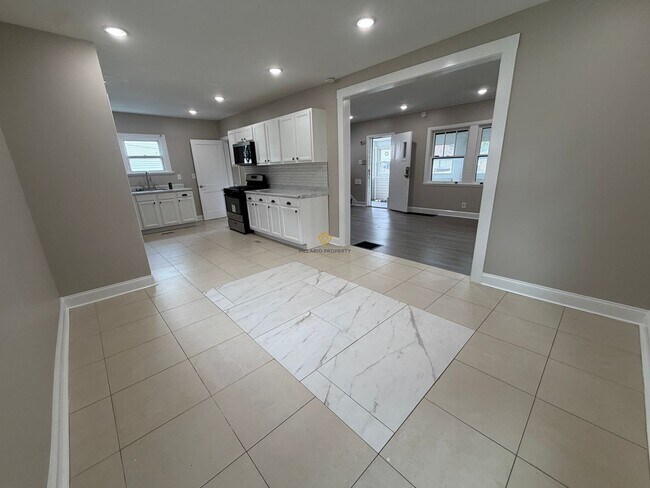 Photo - 445 W 25th St