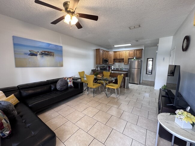 Photo - 1100 Century Oaks Dr