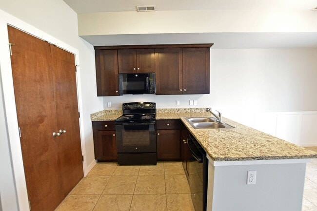 Photo - Shelby Twp - 3 Bedrooms, 2.5 Baths Townhouse, 2-Car Garage near Stony Creek Park