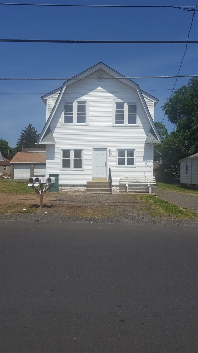 Building Photo - 819 Cedar Ave Unit 1