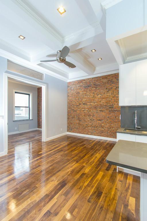 Building Photo - 221 E 11th St Rental