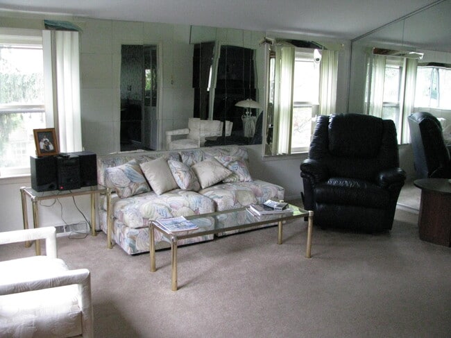 Living Room - 2363 Mount Carmel Ave Unit 2