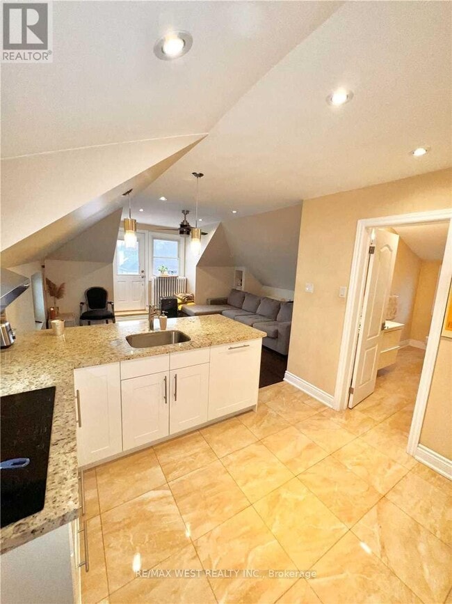 Photo - 900 Avenue Rd