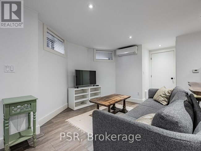 Photo - 71 Crawford St