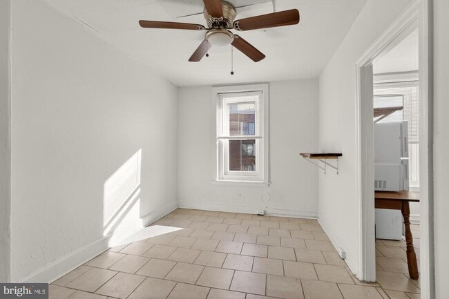 Building Photo - 2536 Amber St Unit 3F