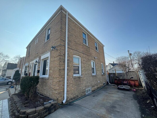 Photo - 1834 Illinois St