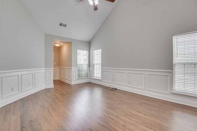 Photo - 2037 Dundee Way