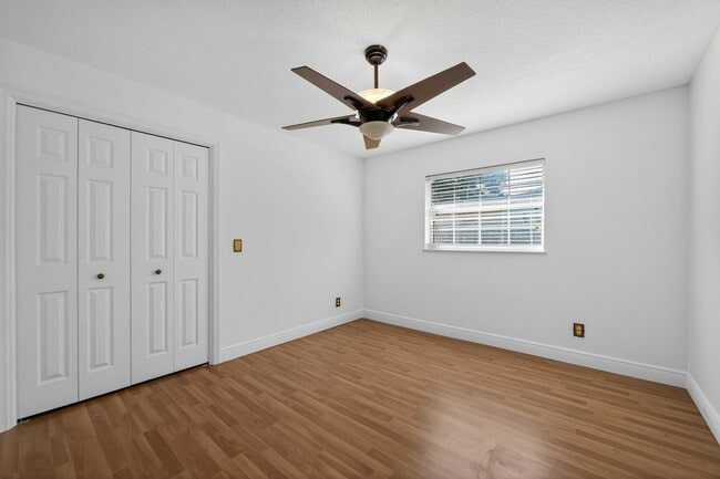 Photo - 220 Valencia Ct