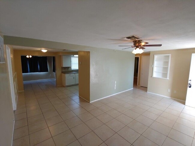 Photo - 2/1/1 with BONUS ROOM, 1000 Sq. Ft. with custom tile in bathroom & renovated kitchen!!