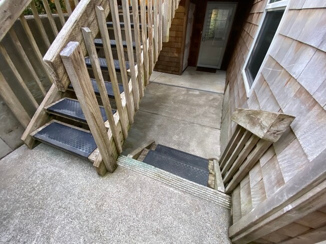 2 series de 2 series cada una para llegar a la entrada - 425 SE Shell Ave Unidad 3