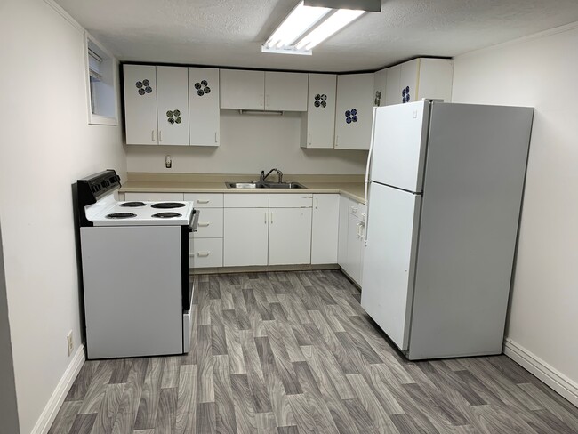 Building Photo - 562 S Main St Unit B