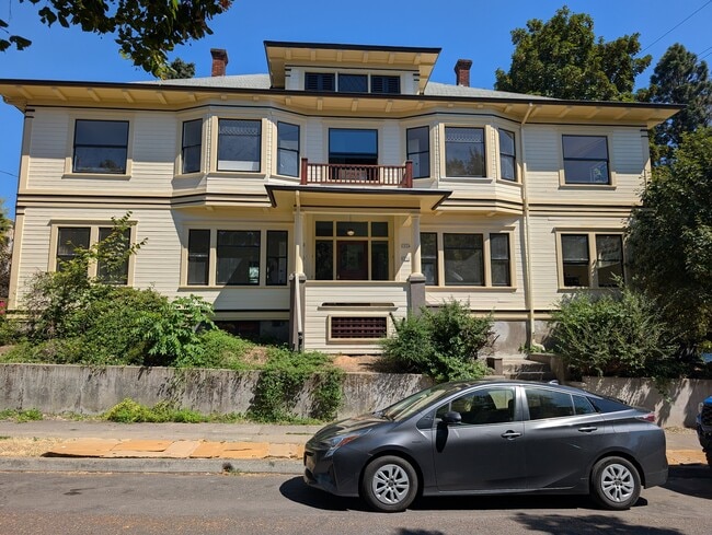Building Photo - 1036 SE 13th Ave Rental