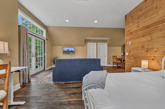 Furnished 1-Bedroom Upper Apartment on Main St