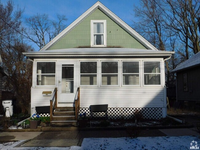 Building Photo - Beautiful 2-bedroom House in Moline with L...