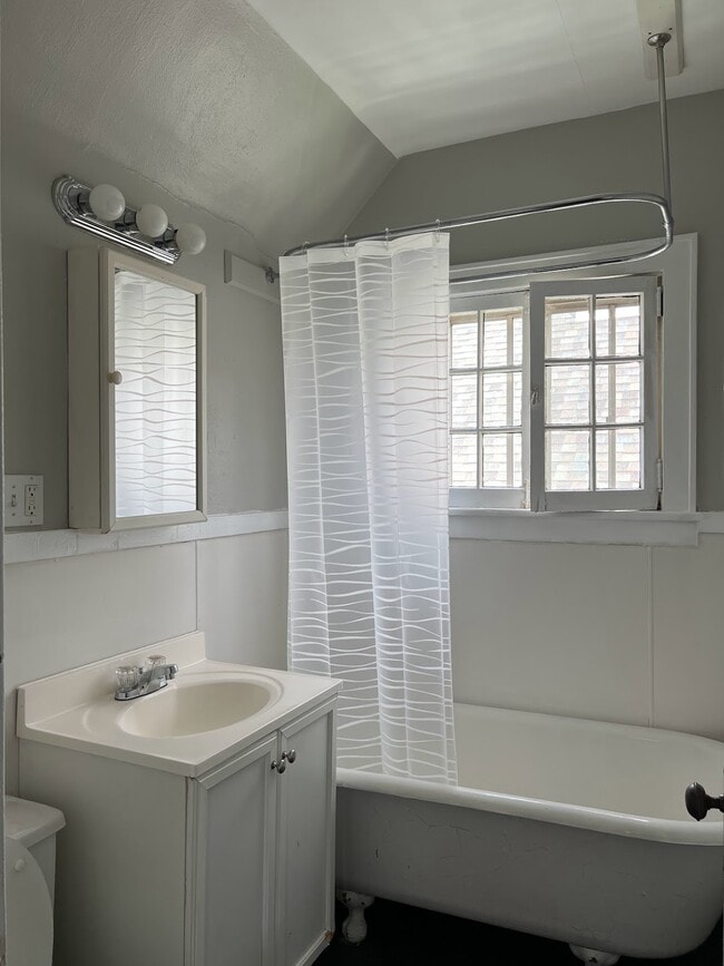 Bathroom - 568 Bird Ave Unit 3