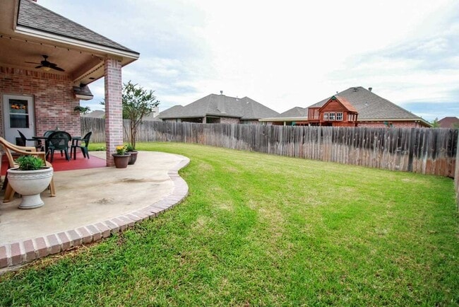 Photo - College Station - 3 Bedroom - 2 Bath - 2 car garage- fenced in back yard,