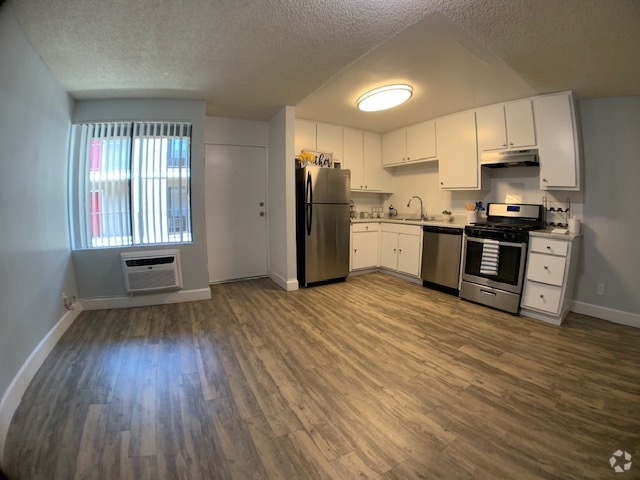 Custom Flooring and Open Floor Plan - Vanowen Sq Rental