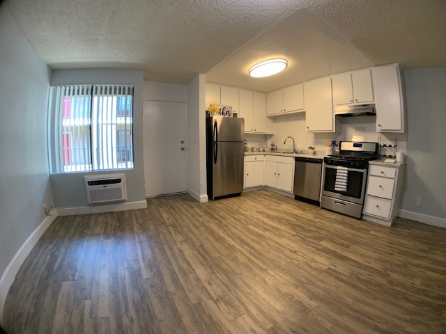 Custom Flooring and Open Floor Plan - Vanowen Sq Apartments